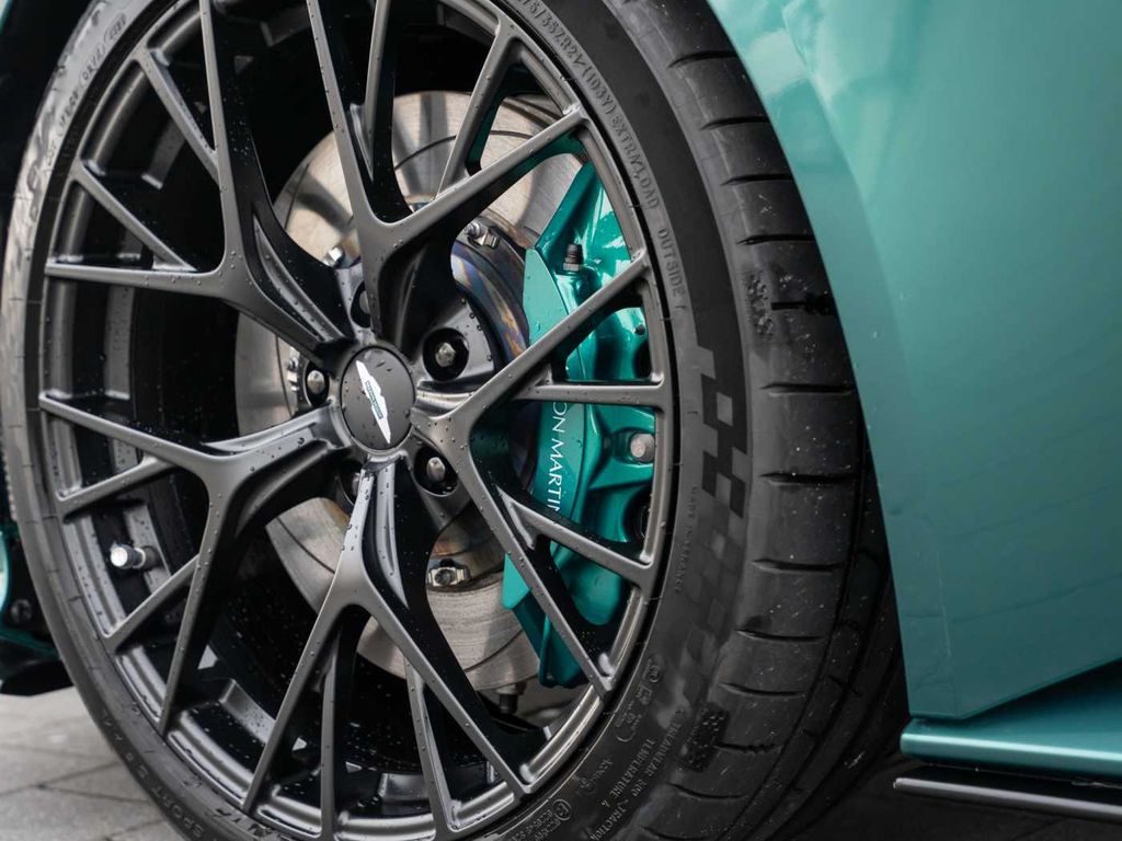 Aston Martin DB12 2024