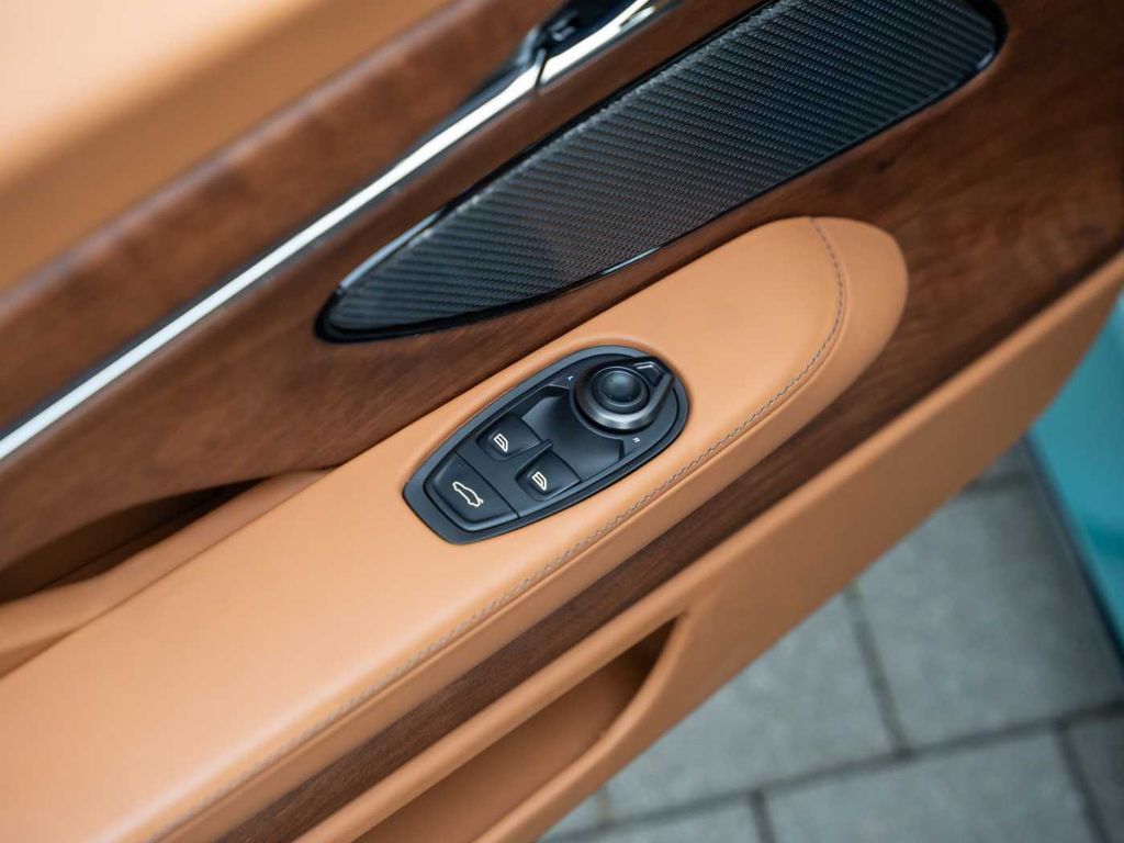 Aston Martin DB12 2024