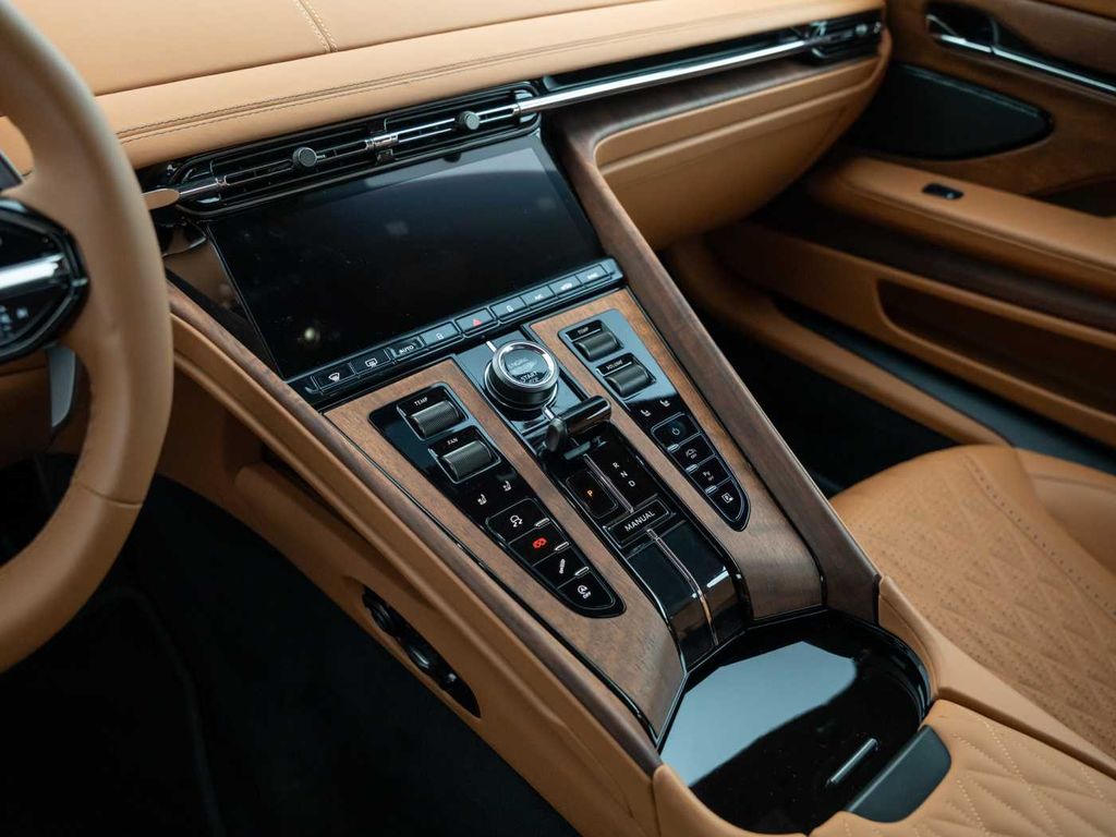 Aston Martin DB12 2024