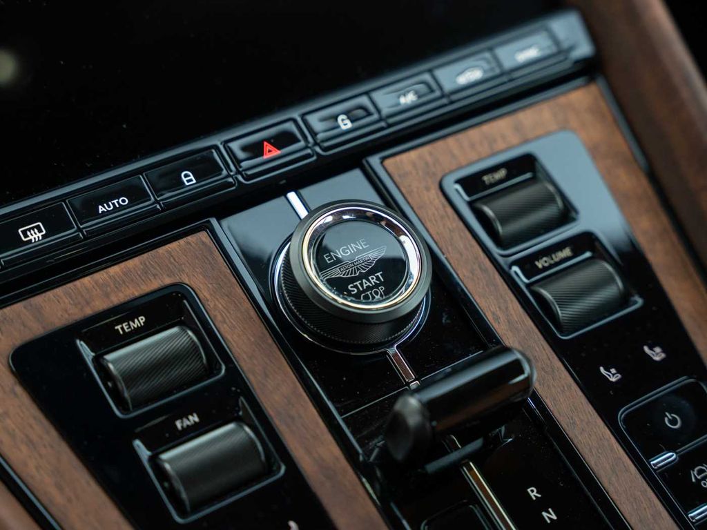 Aston Martin DB12 2024