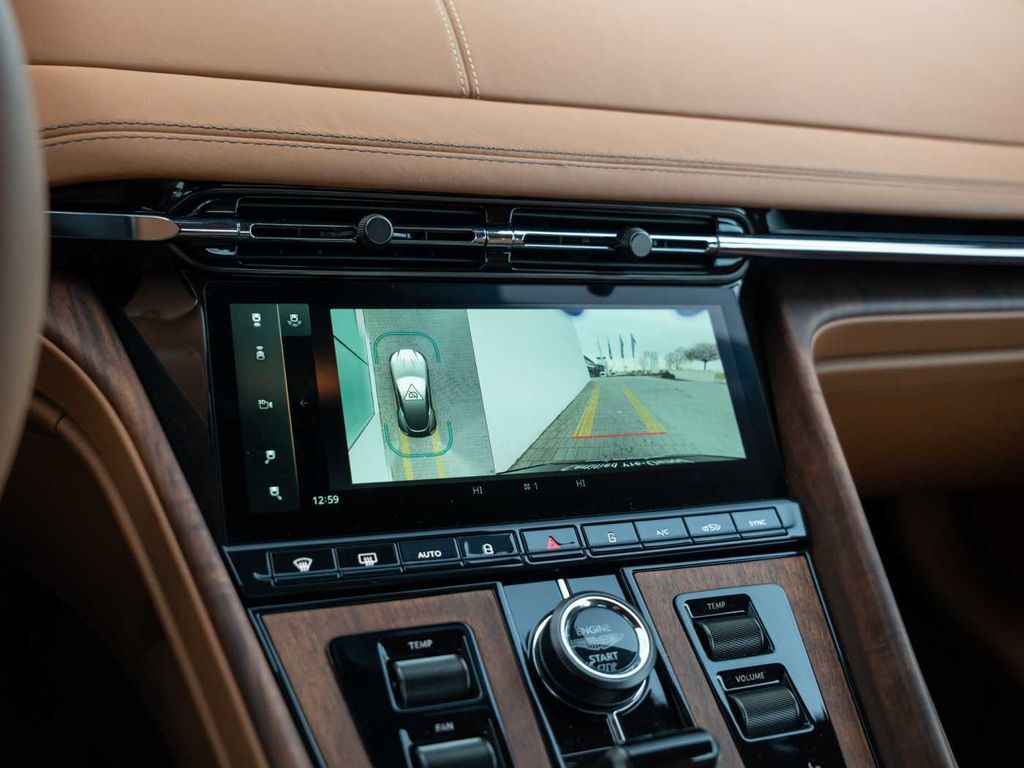 Aston Martin DB12 2024