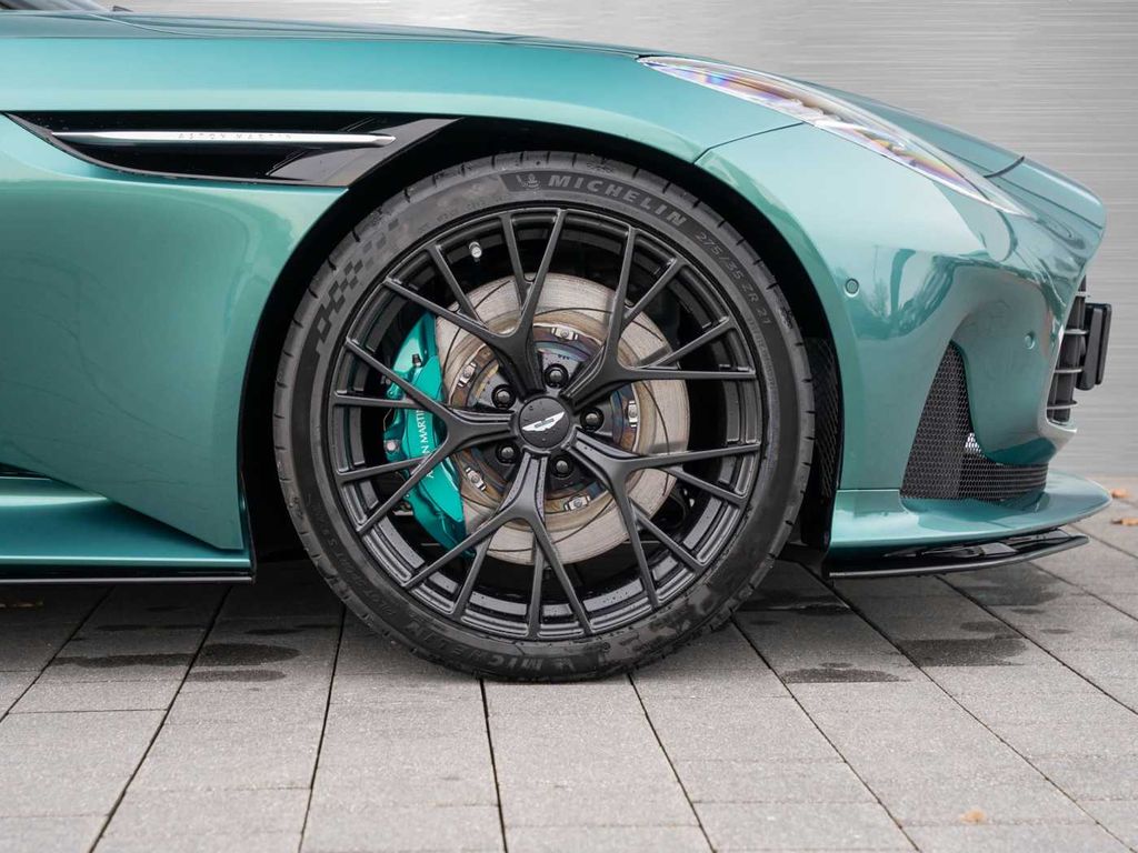 Aston Martin DB12 2024