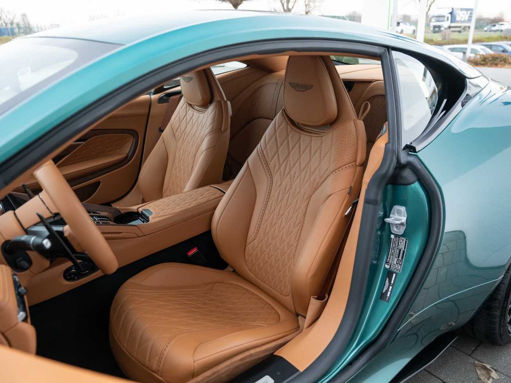 Aston Martin DB12 2024