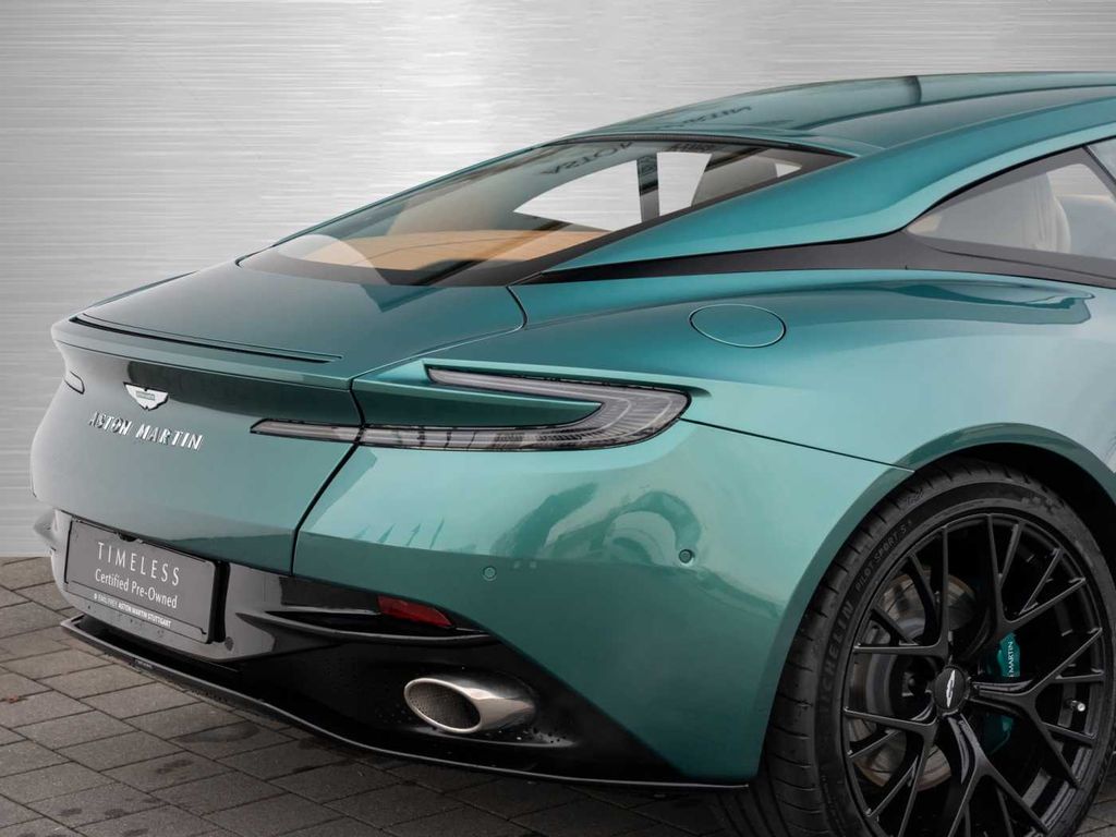 Aston Martin DB12 2024