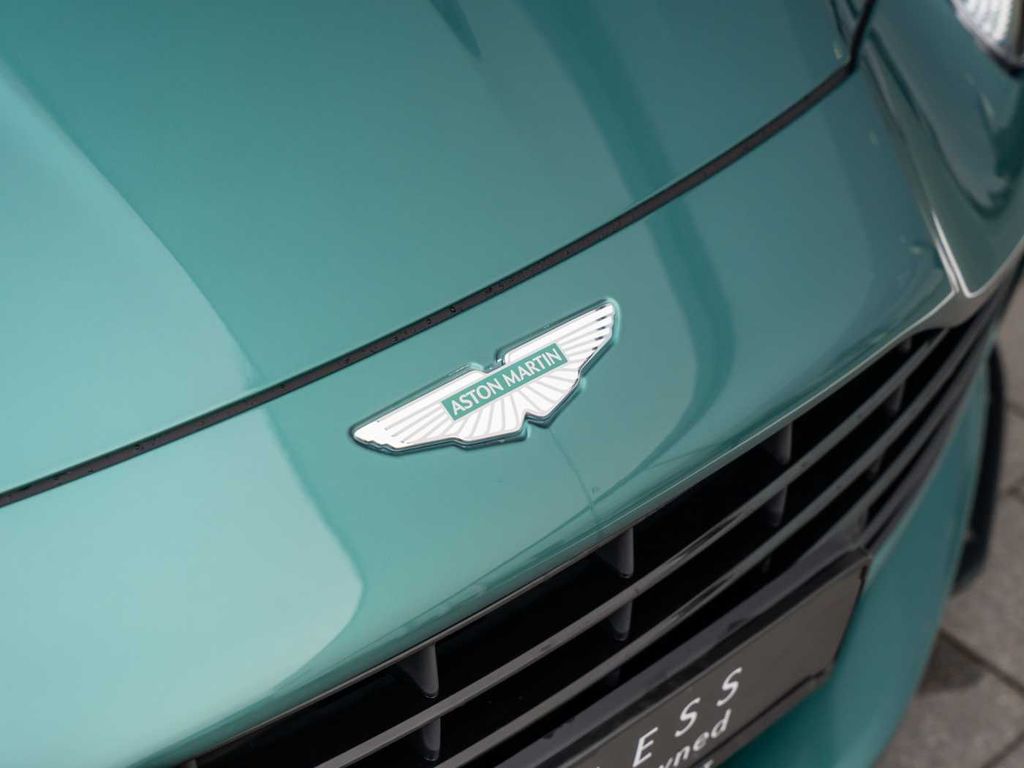 Aston Martin DB12 2024