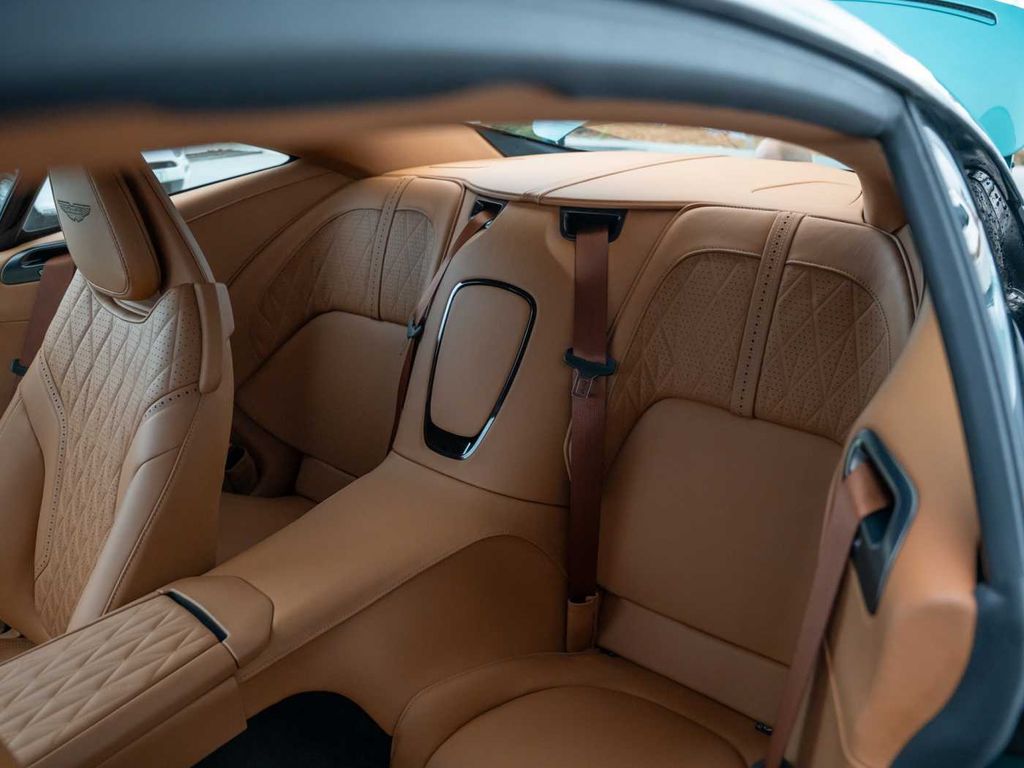 Aston Martin DB12 2024