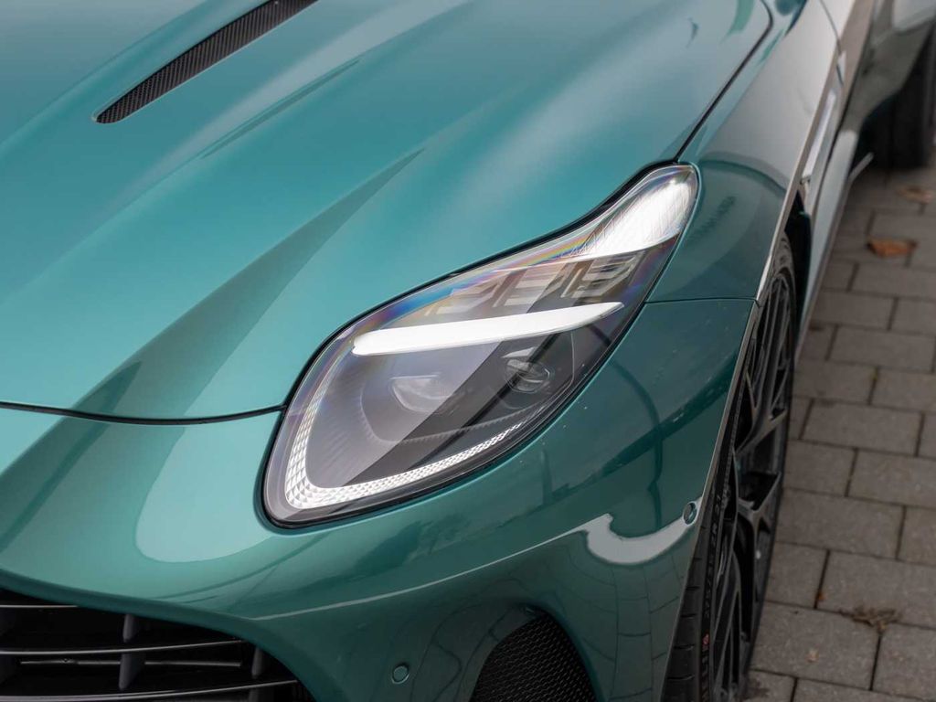 Aston Martin DB12 2024