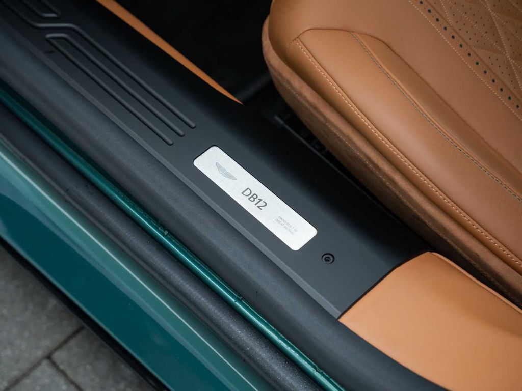 Aston Martin DB12 2024
