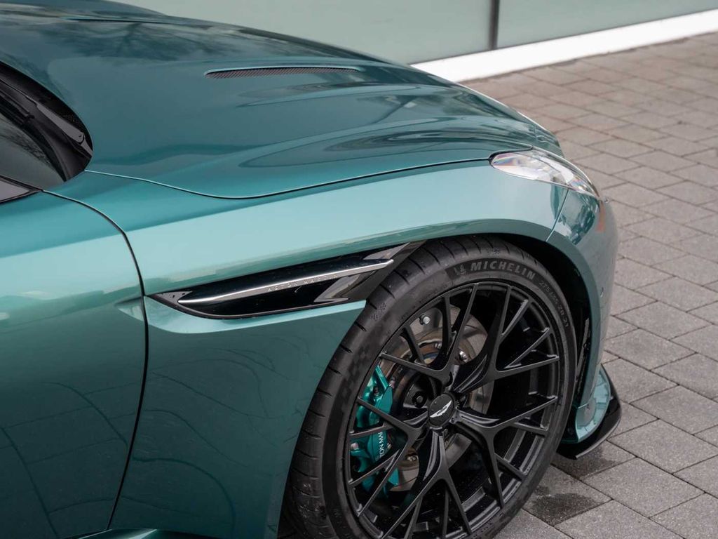 Aston Martin DB12 2024