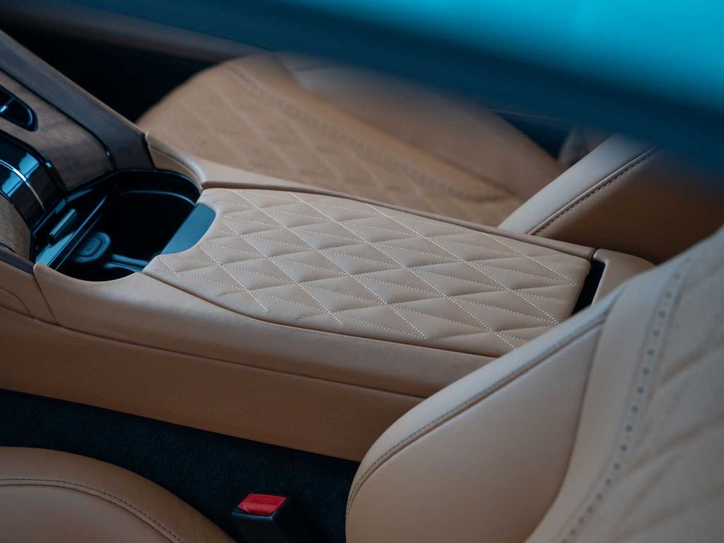 Aston Martin DB12 2024