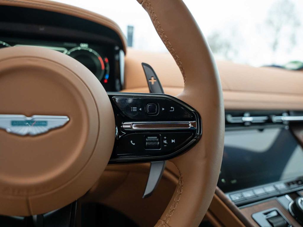 Aston Martin DB12 2024