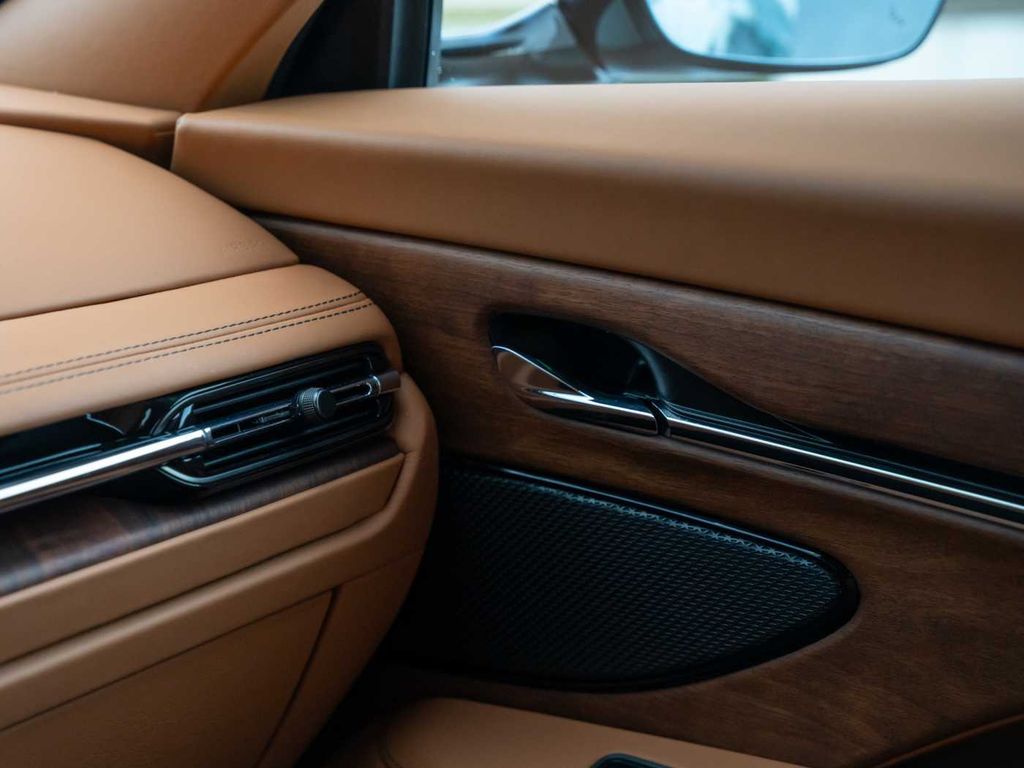 Aston Martin DB12 2024