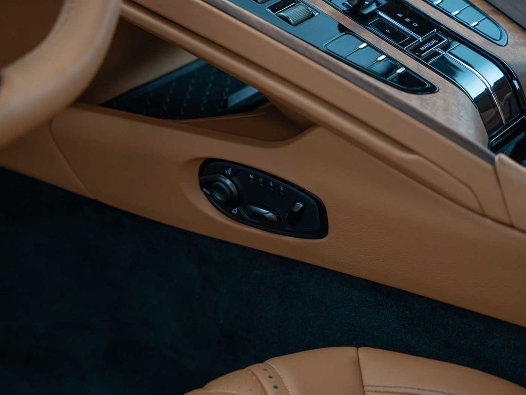 Aston Martin DB12 2024