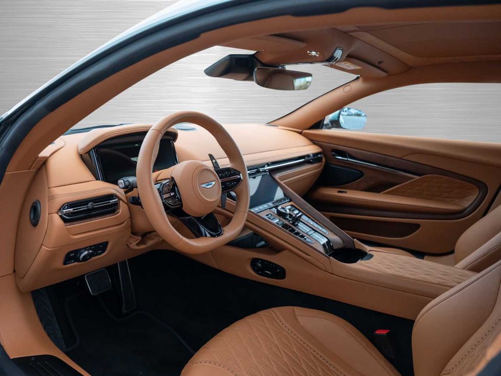 Aston Martin DB12 2024