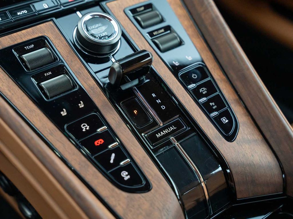 Aston Martin DB12 2024