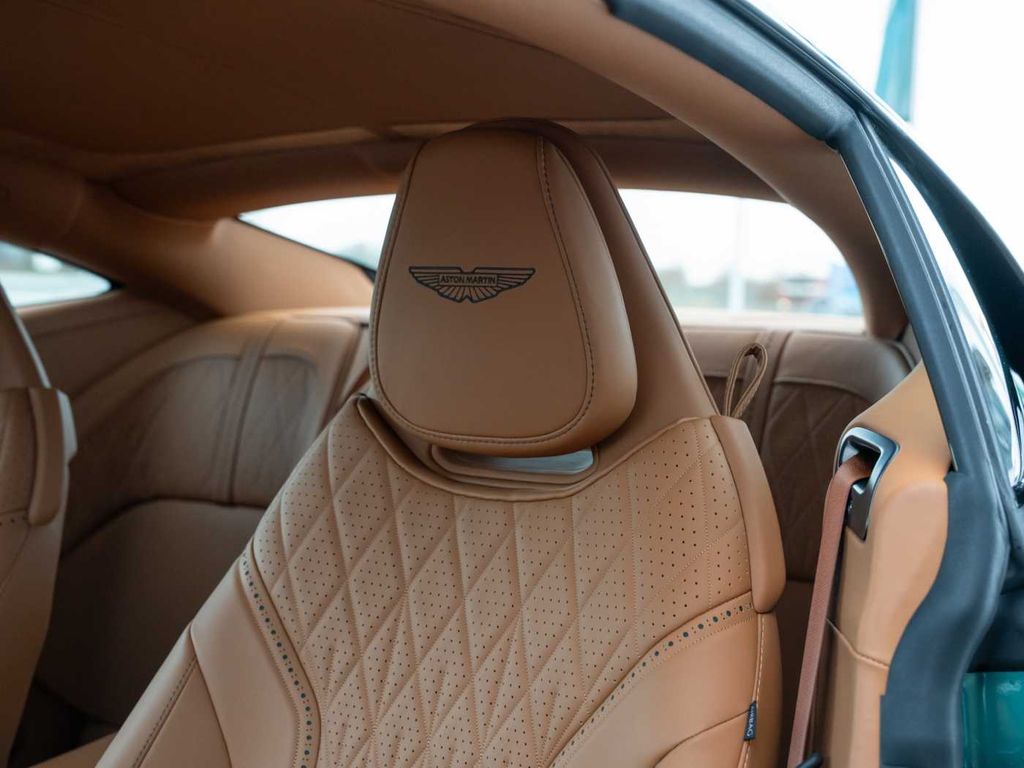 Aston Martin DB12 2024