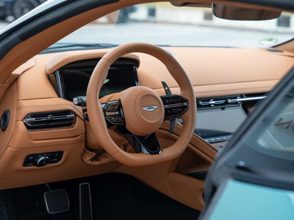 Aston Martin DB12 2024