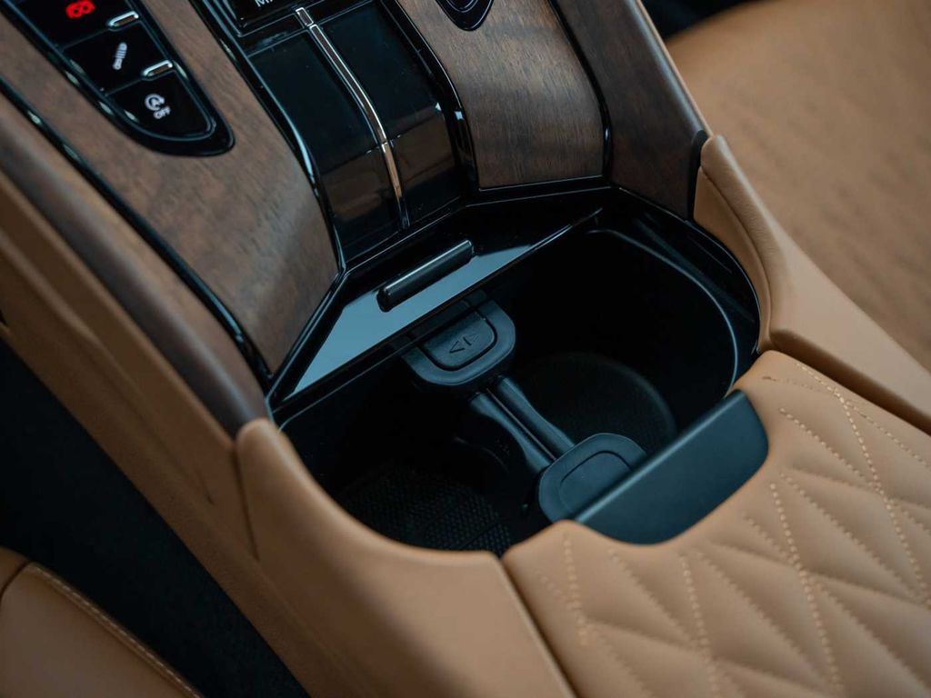 Aston Martin DB12 2024