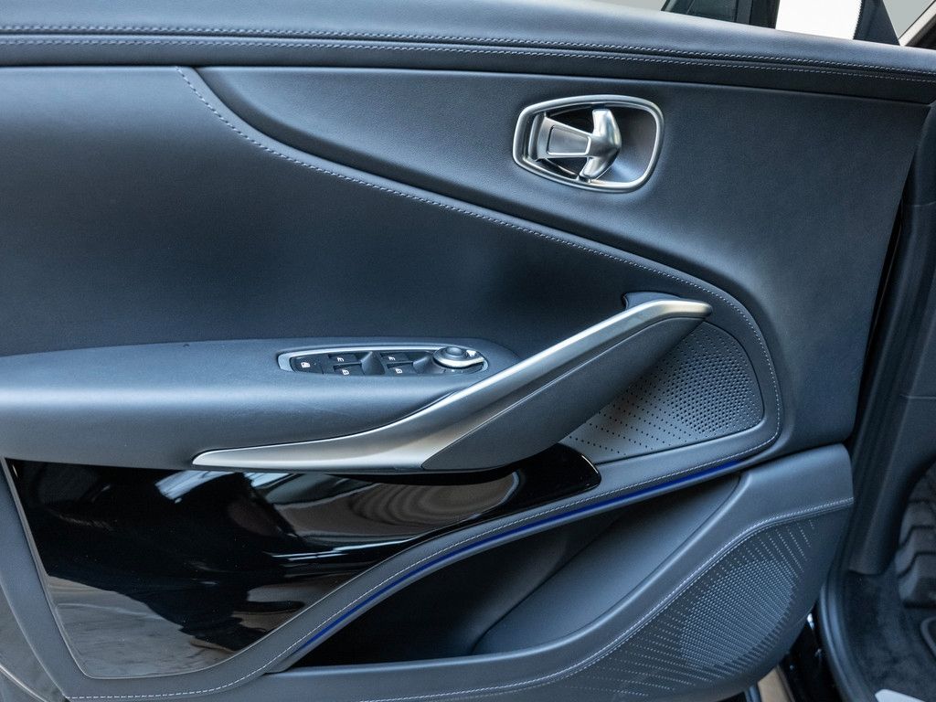 Aston Martin DBX 2024