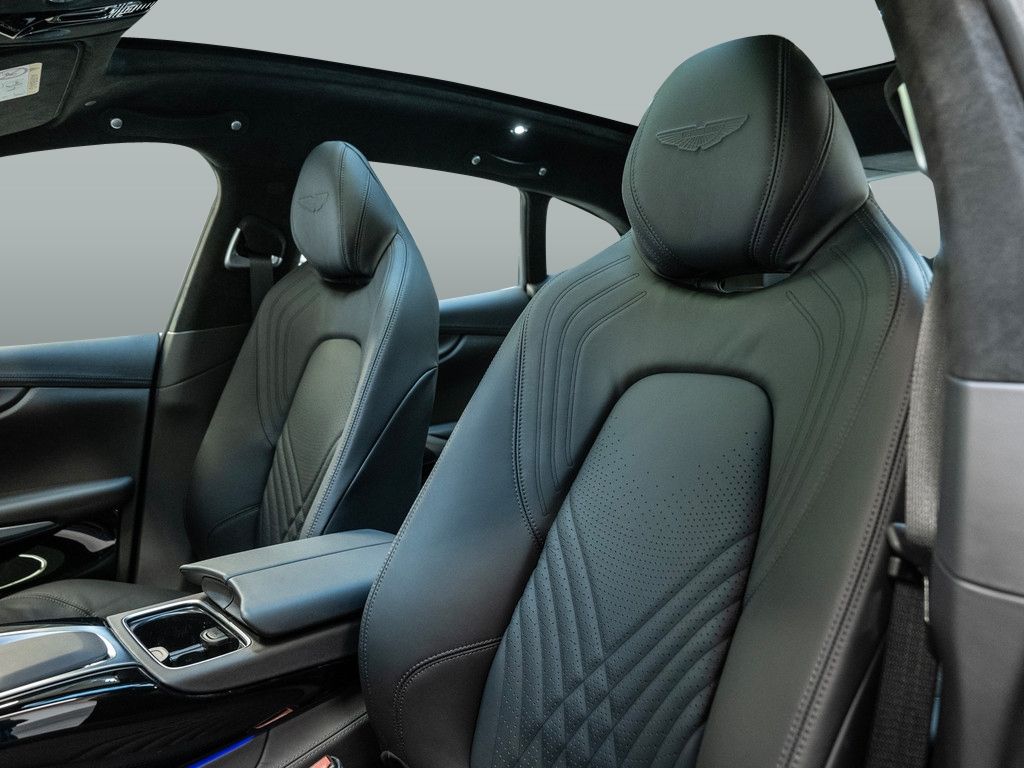 Aston Martin DBX 2024