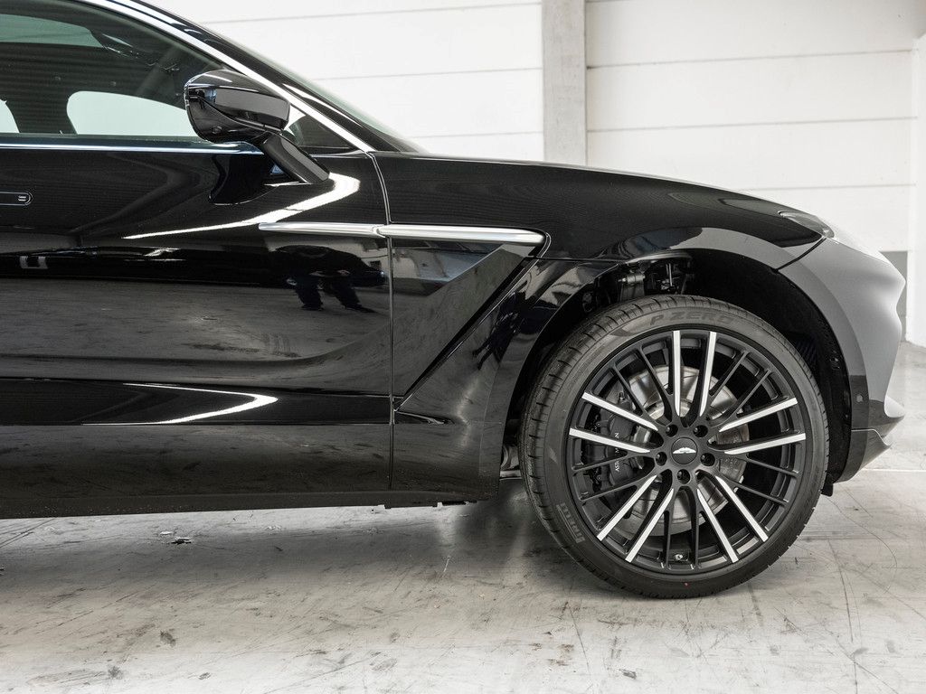 Aston Martin DBX 2024