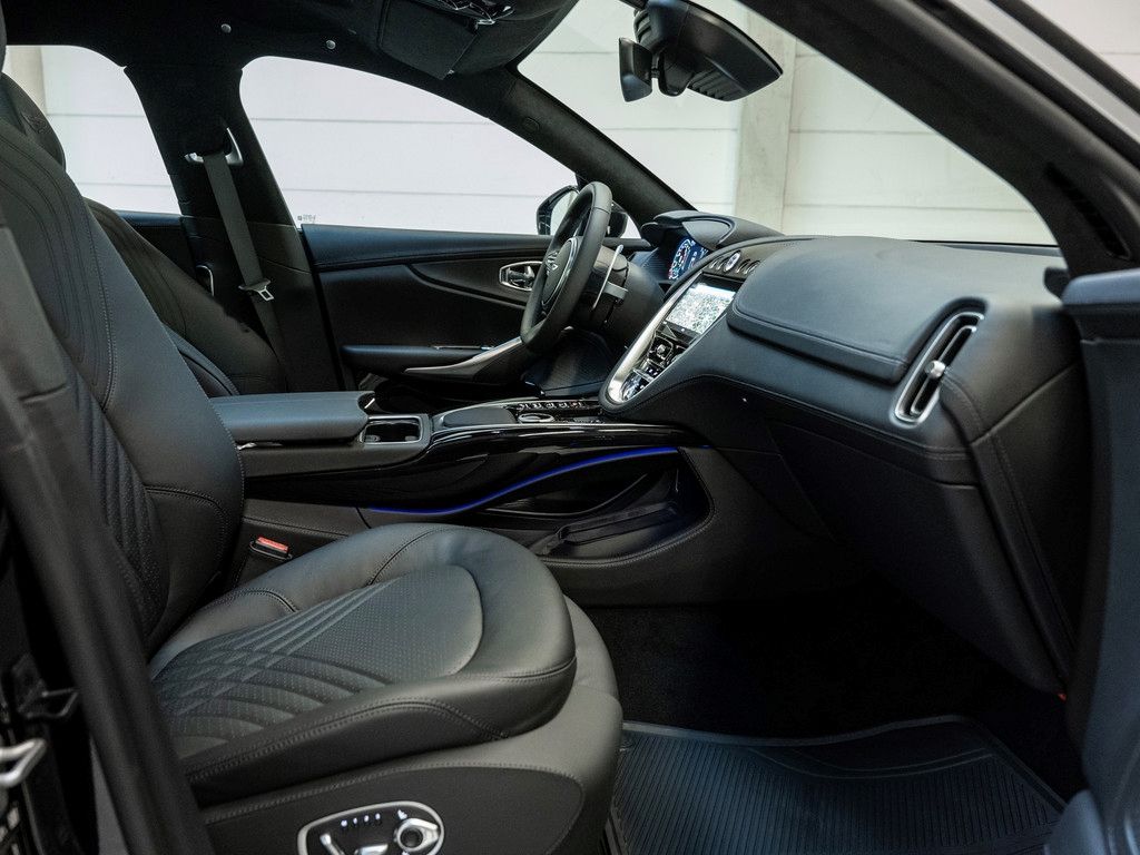 Aston Martin DBX 2024