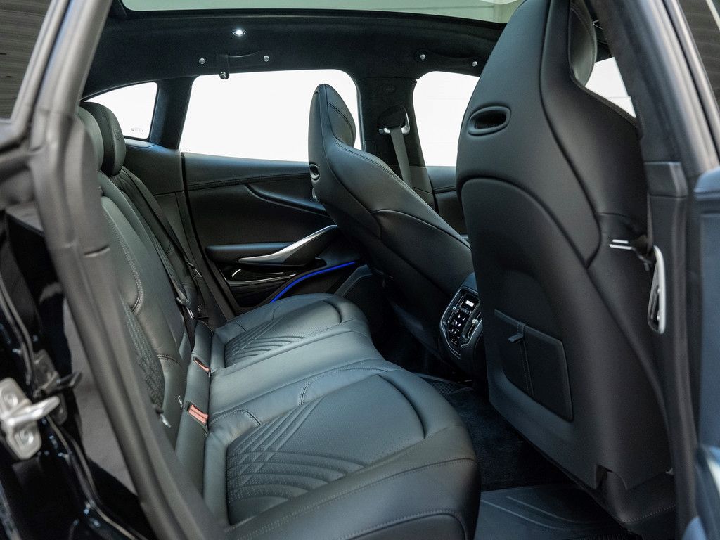 Aston Martin DBX 2024