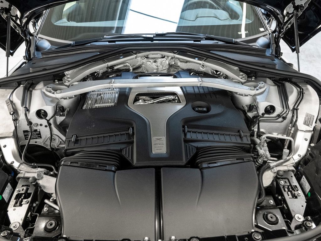 Aston Martin DBX 2024