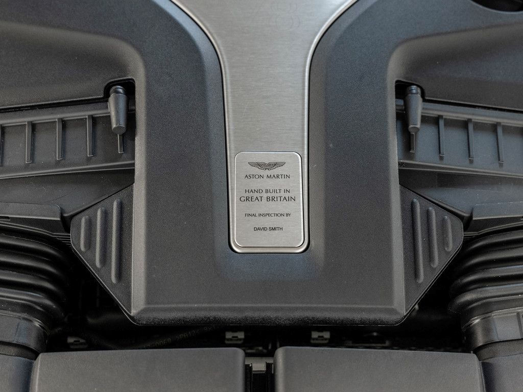 Aston Martin DBX 2024