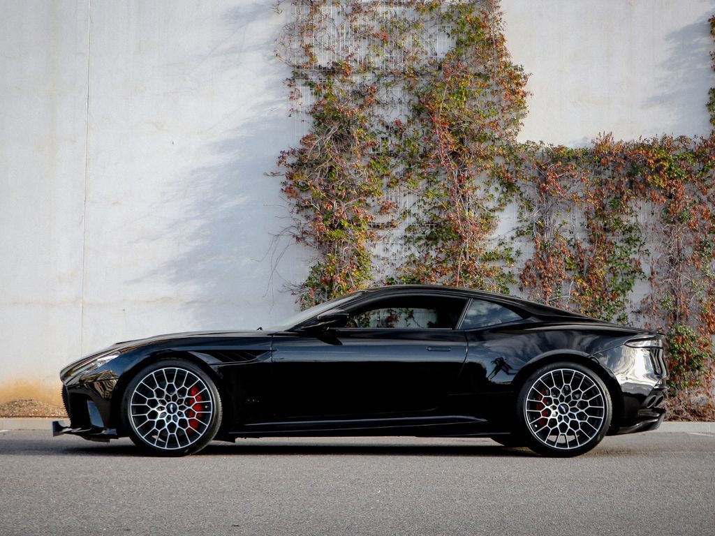 Aston Martin DBS 2024