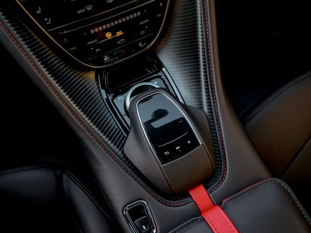 Aston Martin DBS 2024