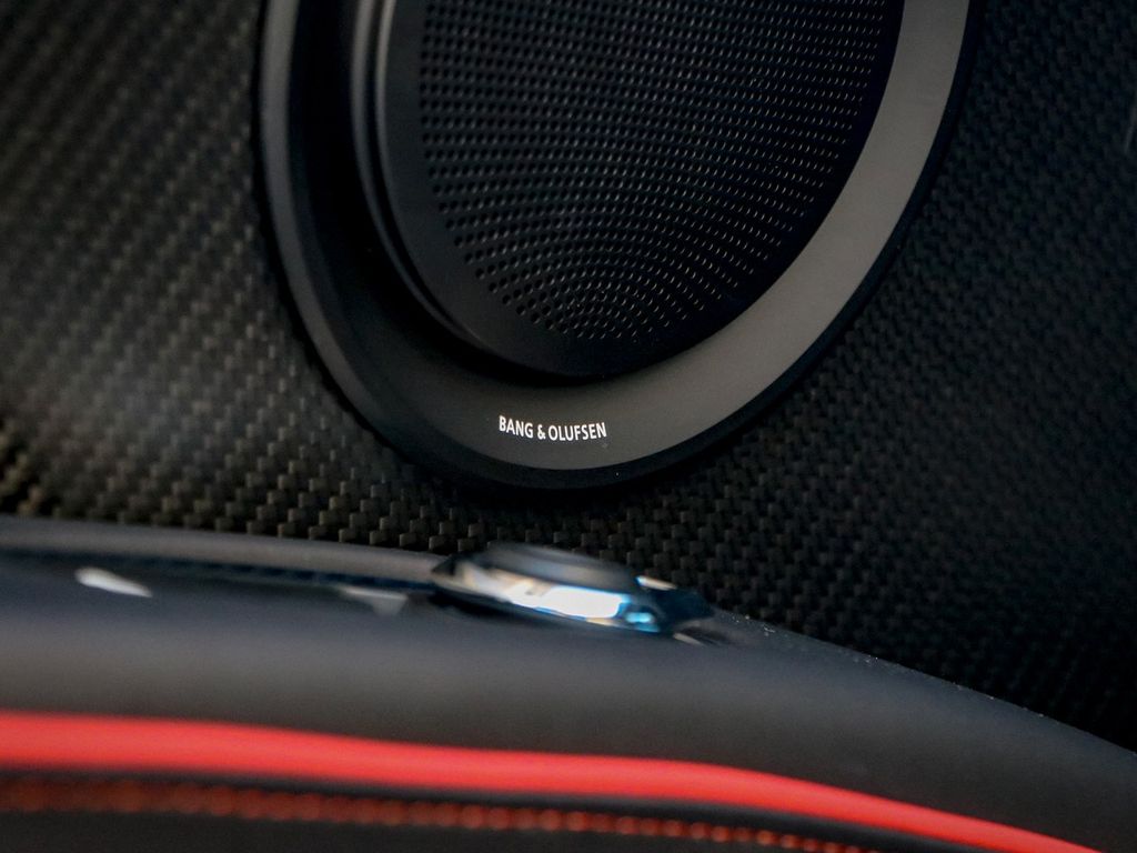 Aston Martin DBS 2024