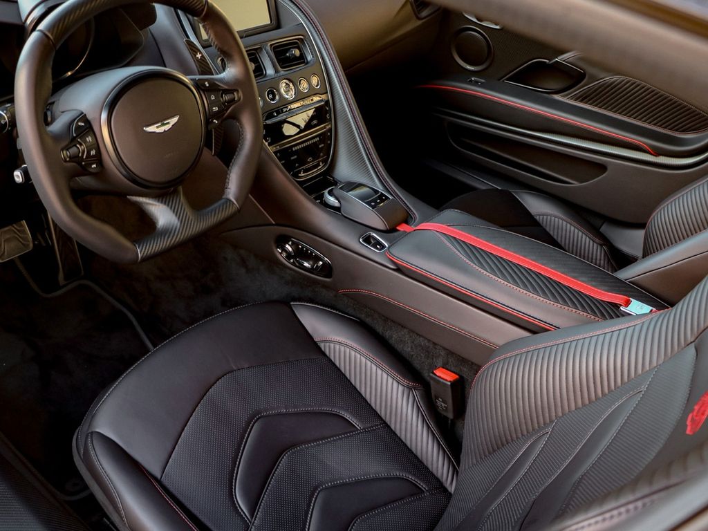 Aston Martin DBS 2024