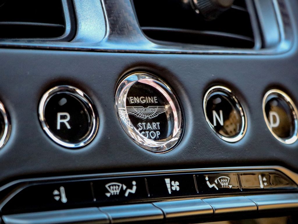Aston Martin DBS 2024