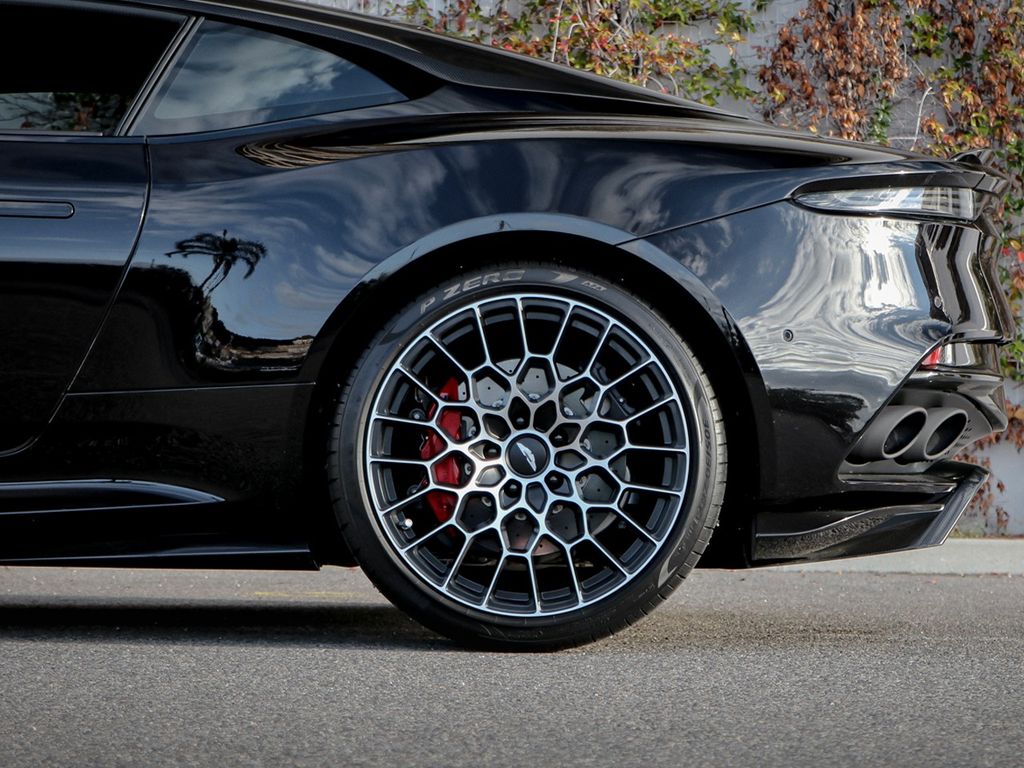 Aston Martin DBS 2024