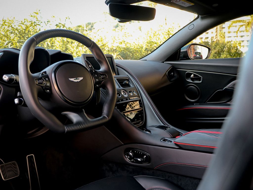 Aston Martin DBS 2024