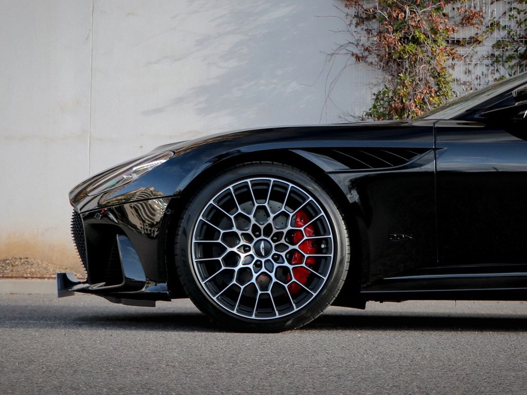 Aston Martin DBS 2024