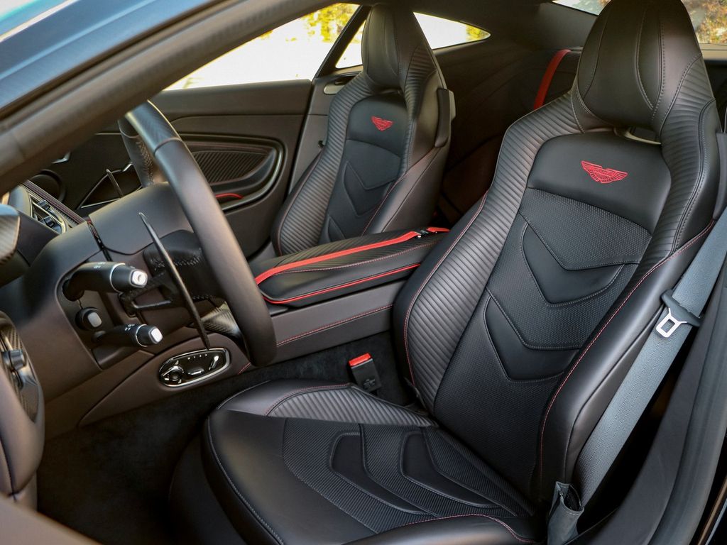 Aston Martin DBS 2024