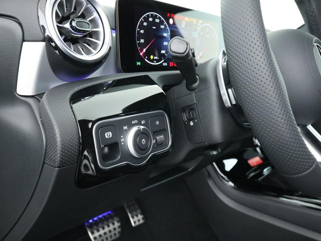 Mercedes-Benz A 220 2025