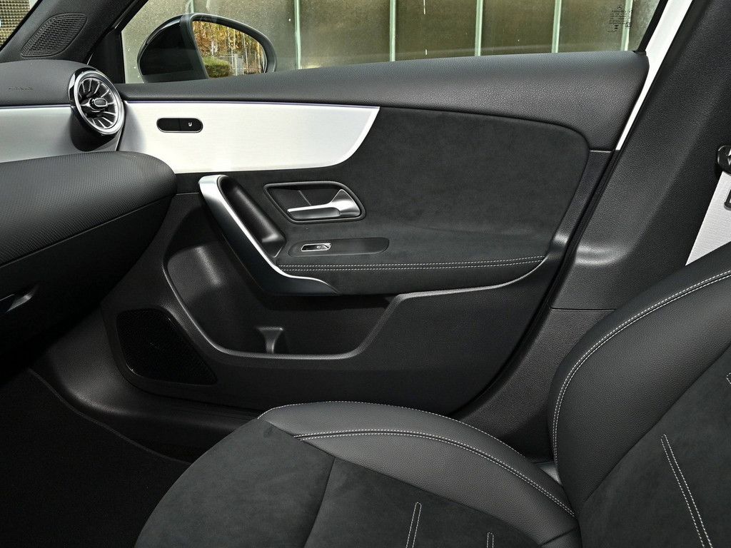 Mercedes-Benz A 180 2025