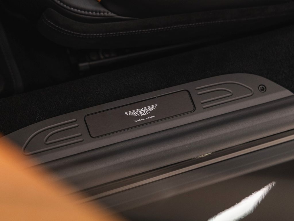 Aston Martin V8 Vantage 2025