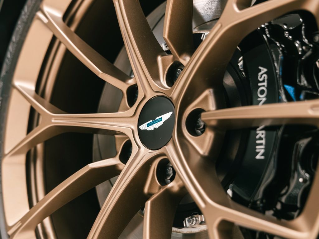 Aston Martin V8 Vantage 2025