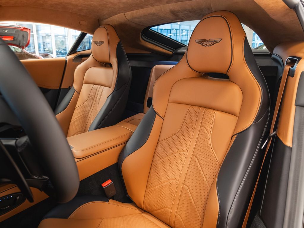 Aston Martin V8 Vantage 2025