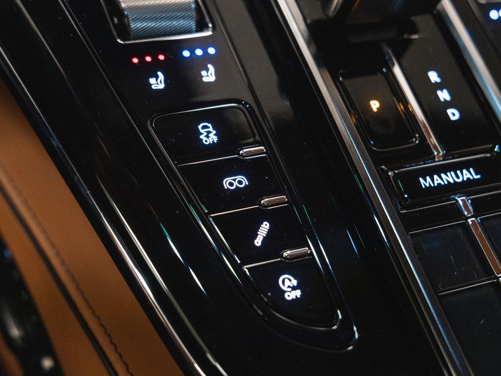 Aston Martin V8 Vantage 2025