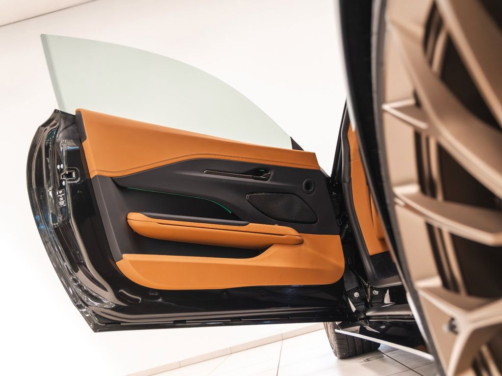 Aston Martin V8 Vantage 2025