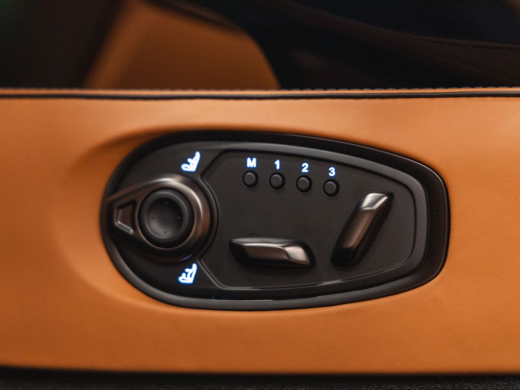 Aston Martin V8 Vantage 2025