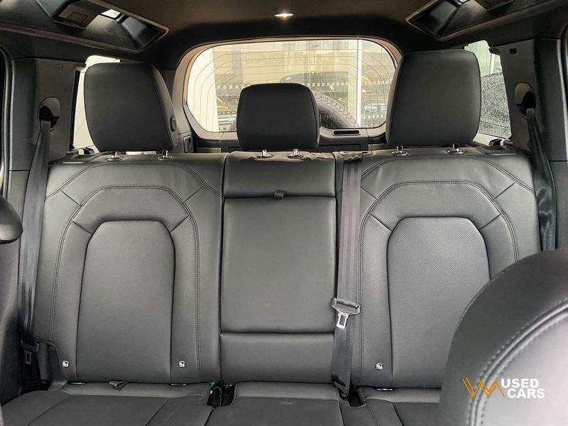 Land Rover Defender 2025