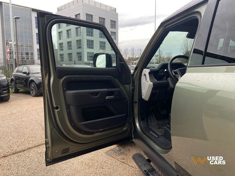 Land Rover Defender 2025