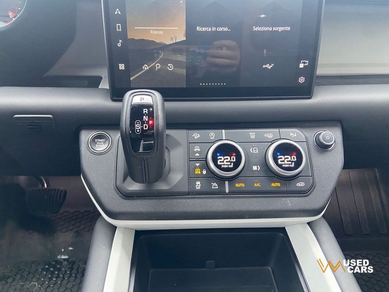 Land Rover Defender 2025