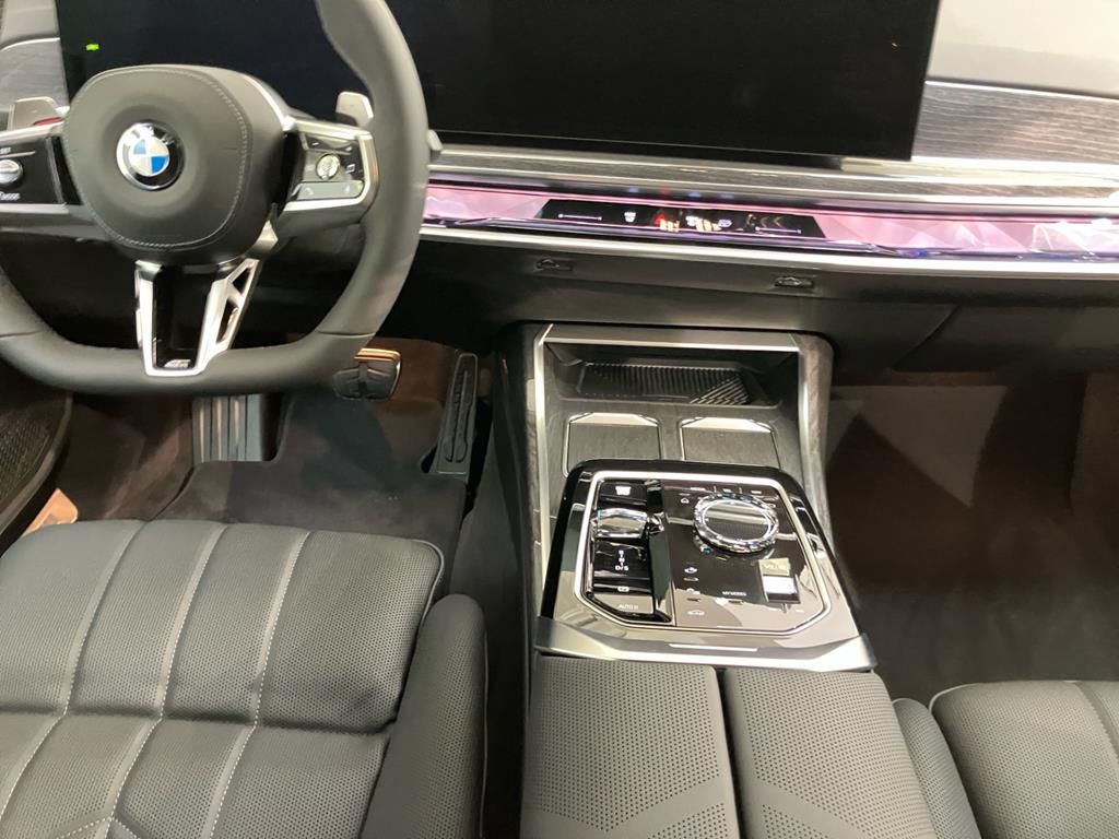 BMW 740 2025